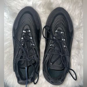 Grade School sz7 adidas Originals “Ozelia” Black/Black